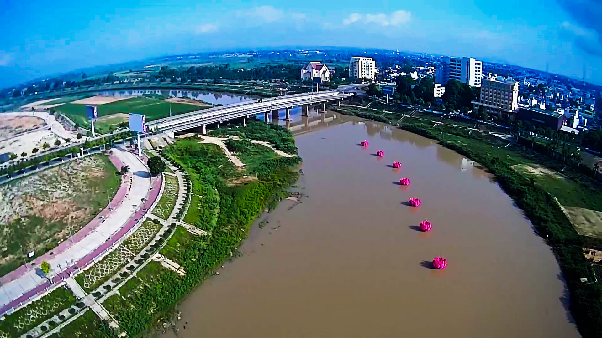 Sông Đăk Bla như một tiếng tù và thổi qua thành phố Kon Tum